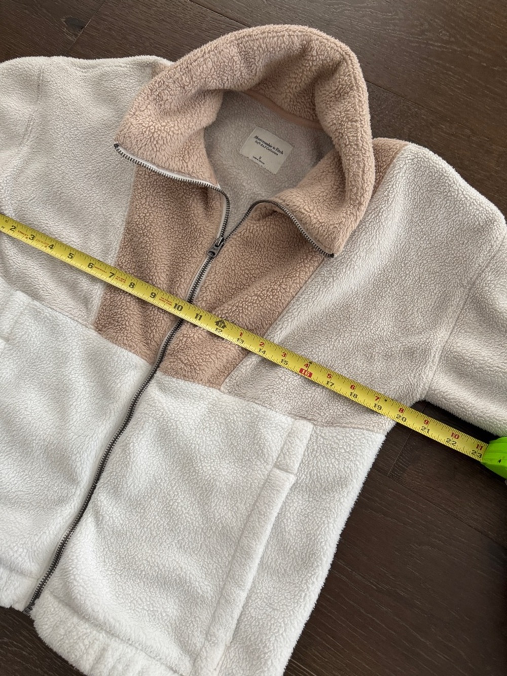 Abercrombie & Fitch Neutral Color-Block Sherpa Zip-Up with Side Pockets - Picture 4 of 6